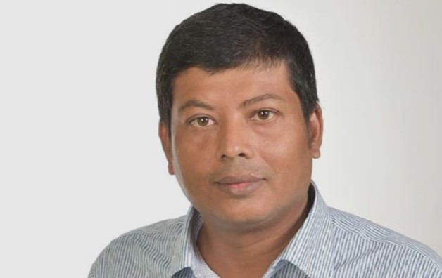 চলন্ত মোটরসাইকেল থেকে স্বেচ্ছাসেবক দল নেতার ওপর গুলি